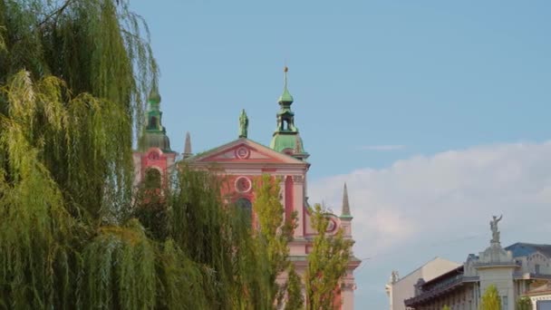 Edifício de igreja vermelho brilhante com decoração de parede em Liubliana — Vídeo de Stock