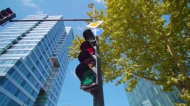 Ljubljana 'da ofis binası ve ağaca karşı trafik ışıkları