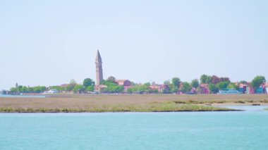 Burano kilise çan kulesi Venedik gölündeki tekneden görünüyor.