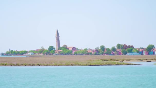 Iglesia de Burano campanario vista desde el barco en la laguna de Venitian — Vídeos de Stock