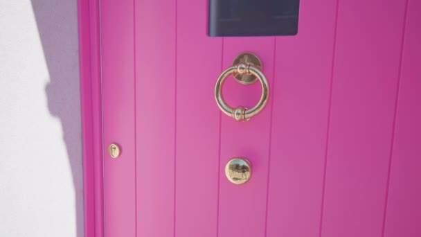 Maçaneta e espião na porta rosa brilhante da casa em Burano — Vídeo de Stock