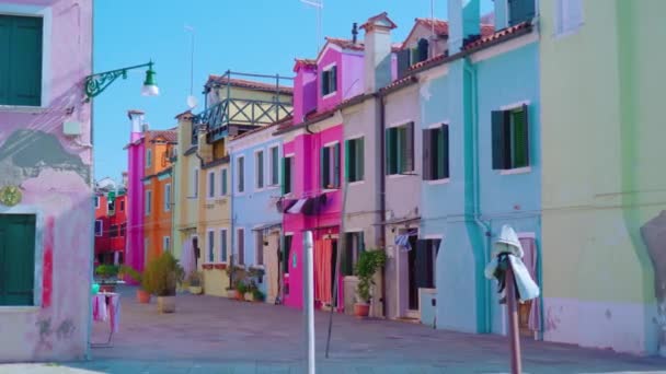 Domy stojí na ulici Burano s oblečením na prádelní šňůře — Stock video