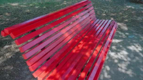 Helder geschilderde rode bank staat in stadspark in Burano — Stockvideo