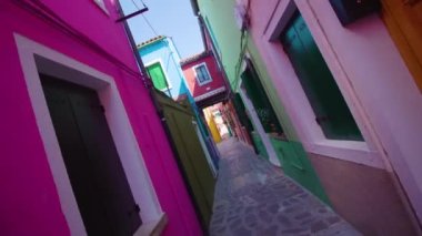 Burano 'daki renkli evler arasında dar bir sokak.