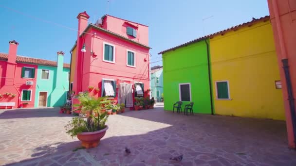Amplio patio con coloridas casas iluminadas por el sol brillante — Vídeo de stock