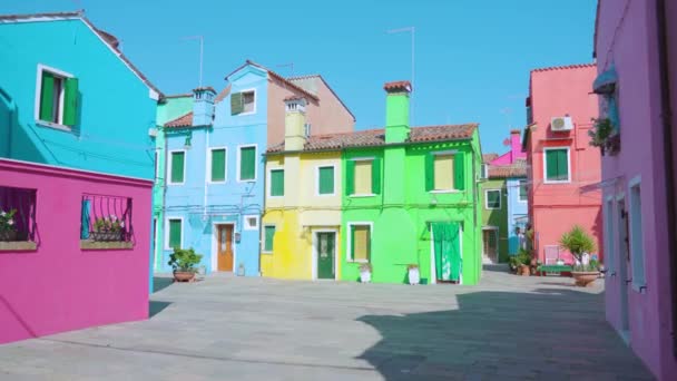 A világos napfény alatt álló színes házak sorai — Stock videók