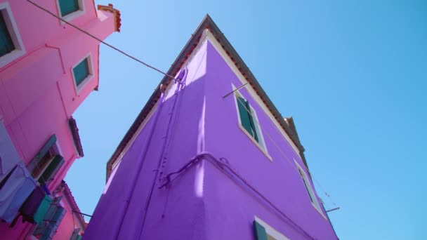 Akute Ecke eines lila gestrichenen Hauses an der Kreuzung in Burano — Stockvideo