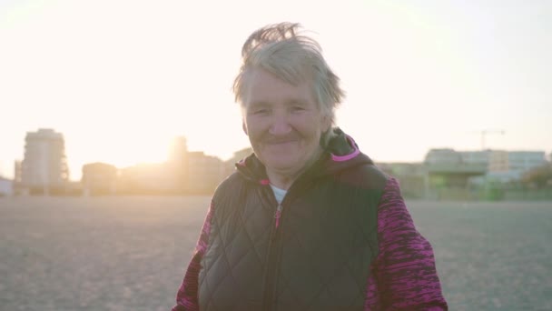 Женщина смотрит в камеру, стоящую на берегу в Кьодже — стоковое видео
