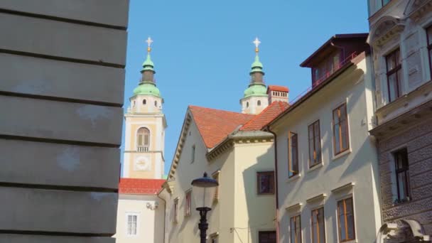 Bâtiments anciens avec toits en terre cuite à Ljubljana — Video