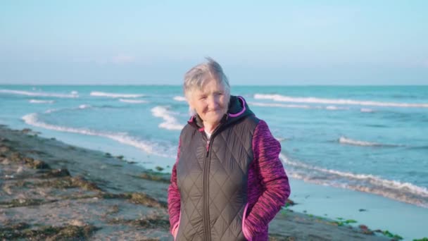 Ηλικιωμένη γυναίκα απολαμβάνει τον καιρό στην Chioggia με λαμπερό χαμόγελο — Αρχείο Βίντεο