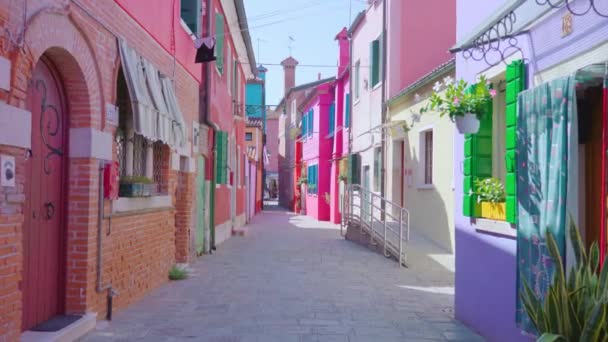 Οδός μεταξύ παλιά φωτεινά χρωματιστά σπίτια με λουλούδια — Αρχείο Βίντεο