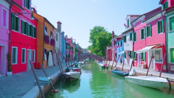Casas multicoloridas semi-destacadas nas margens dos canais de água — Vídeo de Stock