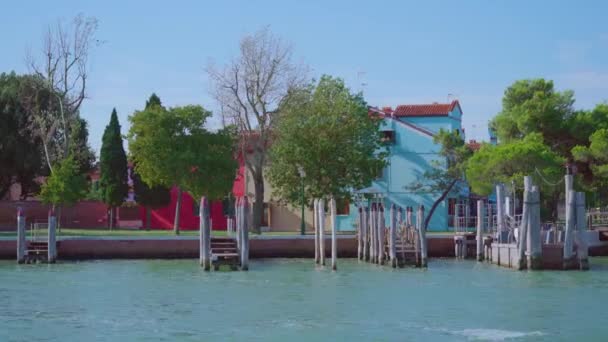 Coloridas casas a lo largo del muelle de la laguna veneciana con barcos — Vídeo de stock