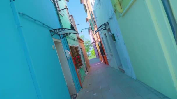 Calle estrecha entre casas coloridas en Burano en un día soleado — Vídeos de Stock