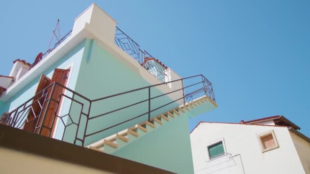 Escaleras que conducen al techo de la casa azul brillante en Burano — Vídeos de Stock