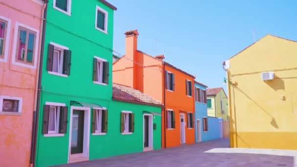 Calle tranquila de Burano con filas de casas multicolores — Vídeos de Stock