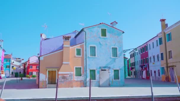 Ruhige, leere Straße mit bunten Häusern am Morgen in Burano — Stockvideo