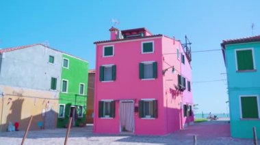 Güneş ışığında pırıl pırıl pembe evleri olan Burano 'nun insansız sokakları