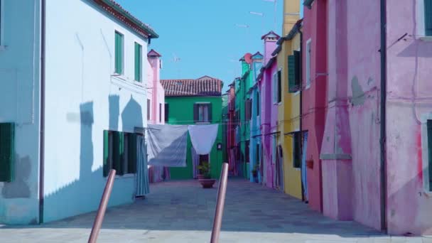 Patio burano y secado de ropa en tendedero entre casas — Vídeo de stock