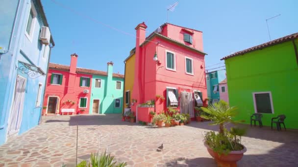 Patio de Burano con casas coloridas bajo cielo despejado — Vídeo de stock