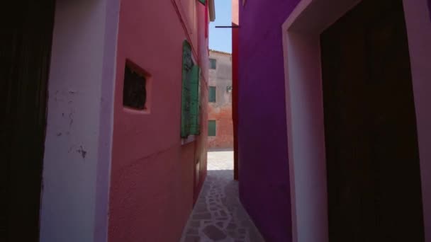 Στενή πλακόστρωτη διάβαση ανάμεσα σε χρωματιστά σπίτια στο Burano — Αρχείο Βίντεο