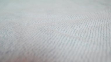 Denim pantolon kumaş dokusu stüdyo odasında yüzeyde yatıyor.