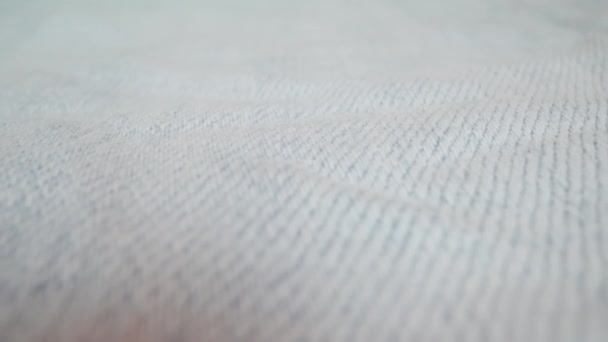 Pantalon en denim texture tissu couché sur la surface dans la salle de studio — Video