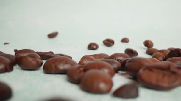 Seseorang melempar biji kopi panggang ke permukaan studio — Stok Video