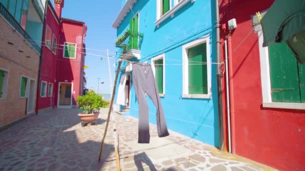Roupas de secagem em varal entre casas semi-destacadas — Vídeo de Stock