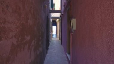 Parlak renkli evler arasındaki dar yol geçidi