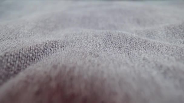 Calça de ganga escura tecido deitado na superfície da mesa em estúdio — Vídeo de Stock