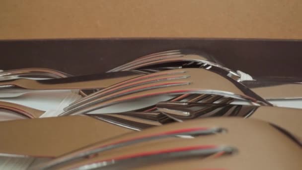 一套不锈钢餐具装在桌子上的包里 — 图库视频影像