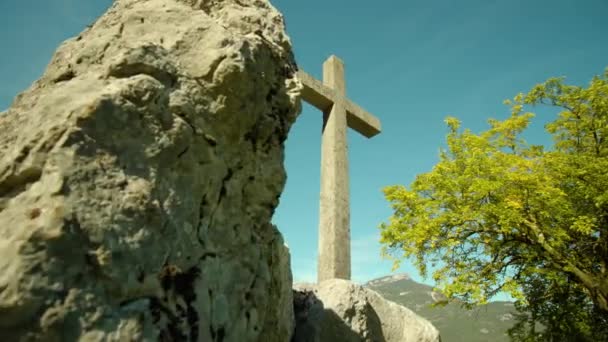 İtalya 'da haç heykeli büyük taş yığınının üzerinde duruyor. — Stok video