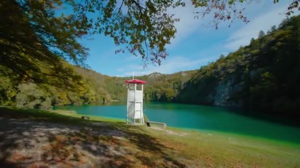 Mudando de cabine pelo lago Lamar na província italiana Trentino — Vídeo de Stock