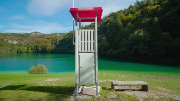Cambio de cabina y banco en la orilla del lago Lamar en Trentino — Vídeos de Stock