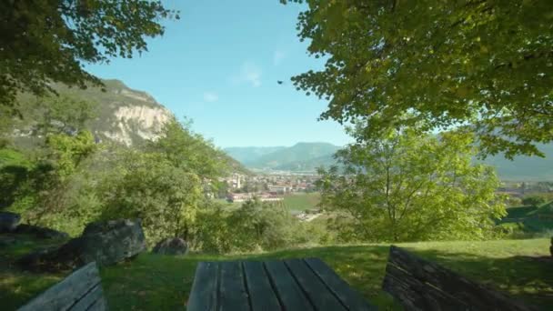 Bänke mit Tisch mit Blick auf die Berge und die Landschaft — Stockvideo