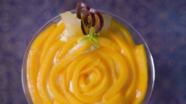 Cam bardakta dilimlenmiş mango.