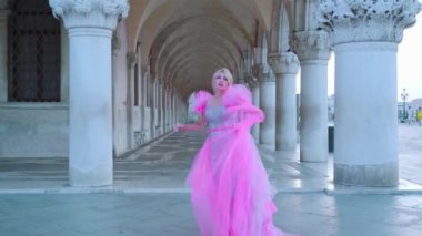 Venedik 'teki sarışın kızın üzerinde güzel pembe bir elbise