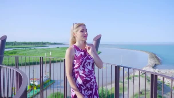 Mulher loira feliz caminha na frente do mar azul de verão — Vídeo de Stock