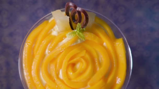 Sliced mango in the glass cup — Stock Video