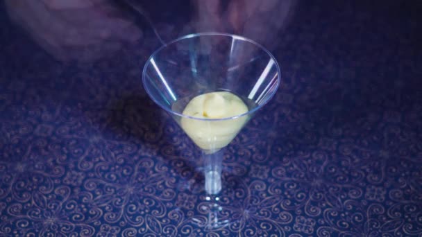 Crème en mango worden in de glazen beker geplaatst — Stockvideo