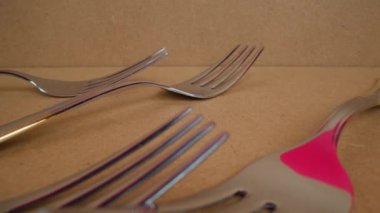 Paslanmaz çelik çatallar masanın üzerindeki karton kutuda yatıyor.