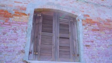 Pencere Burano 'daki terk edilmiş binanın kepenkleriyle kapalı.