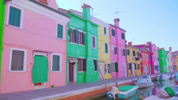 Casas multicoloridas brilhantes ficam em fila ao longo do canal de água — Vídeo de Stock