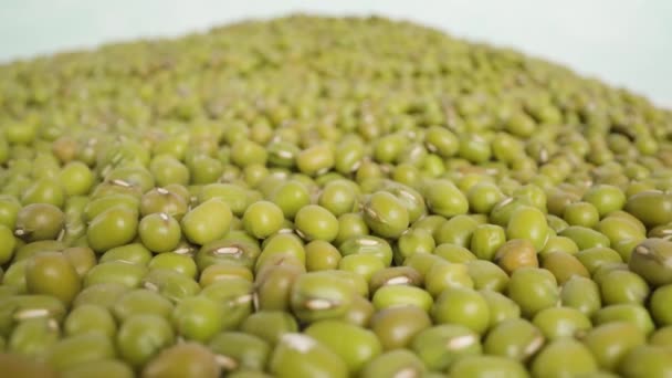 工作室白色背景上的一堆堆鲜绿色豌豆 — 图库视频影像
