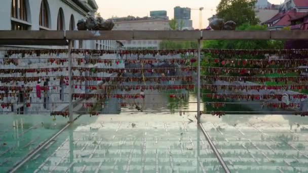 Utsikt över kanalen genom räcke med lås dekoration — Stockvideo