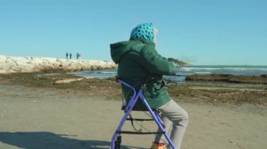 Büyükannem gölün yakınında tekerlekli sandalyede oturmaktan hoşlanır.