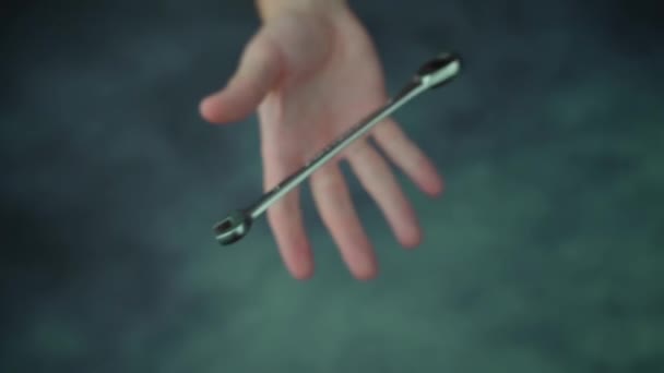 Kusmak ve ingiliz anahtarını bulanık masa yüzeyinde yakalamak — Stok video