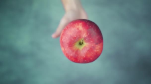 Hand kasta upp och fånga moget äpple ovanför bordet — Stockvideo
