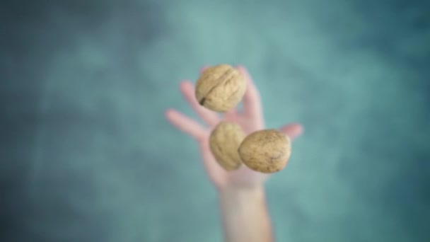 Χέρι εμετό και αλίευση καρύδια σε παχιά κελύφη — Αρχείο Βίντεο
